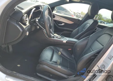 2018 Mercedes-Benz C 300 z USA, uszkodzony, nr VIN 55SWF4JB8JU272152